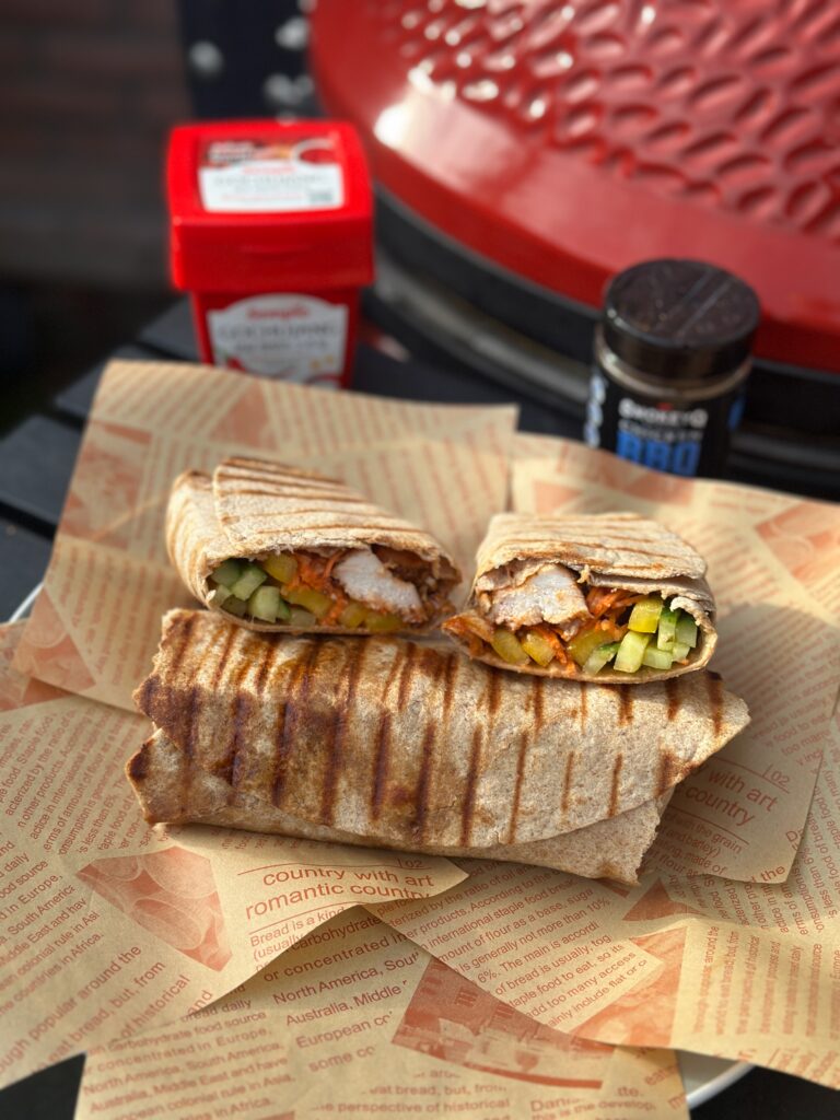 Koreaanse kip wraps met gochujang saus en verse groenten van de kamado bbq