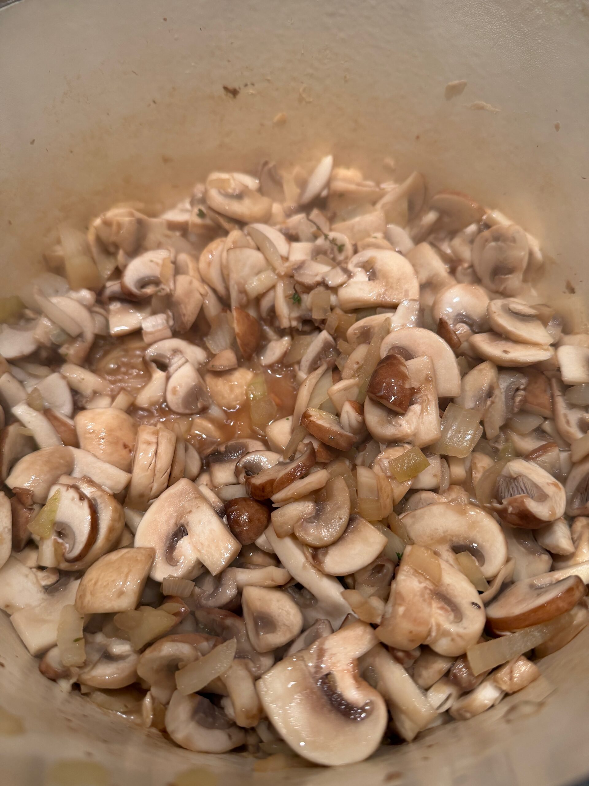 Champignons bakken in skillet op kamado BBQ