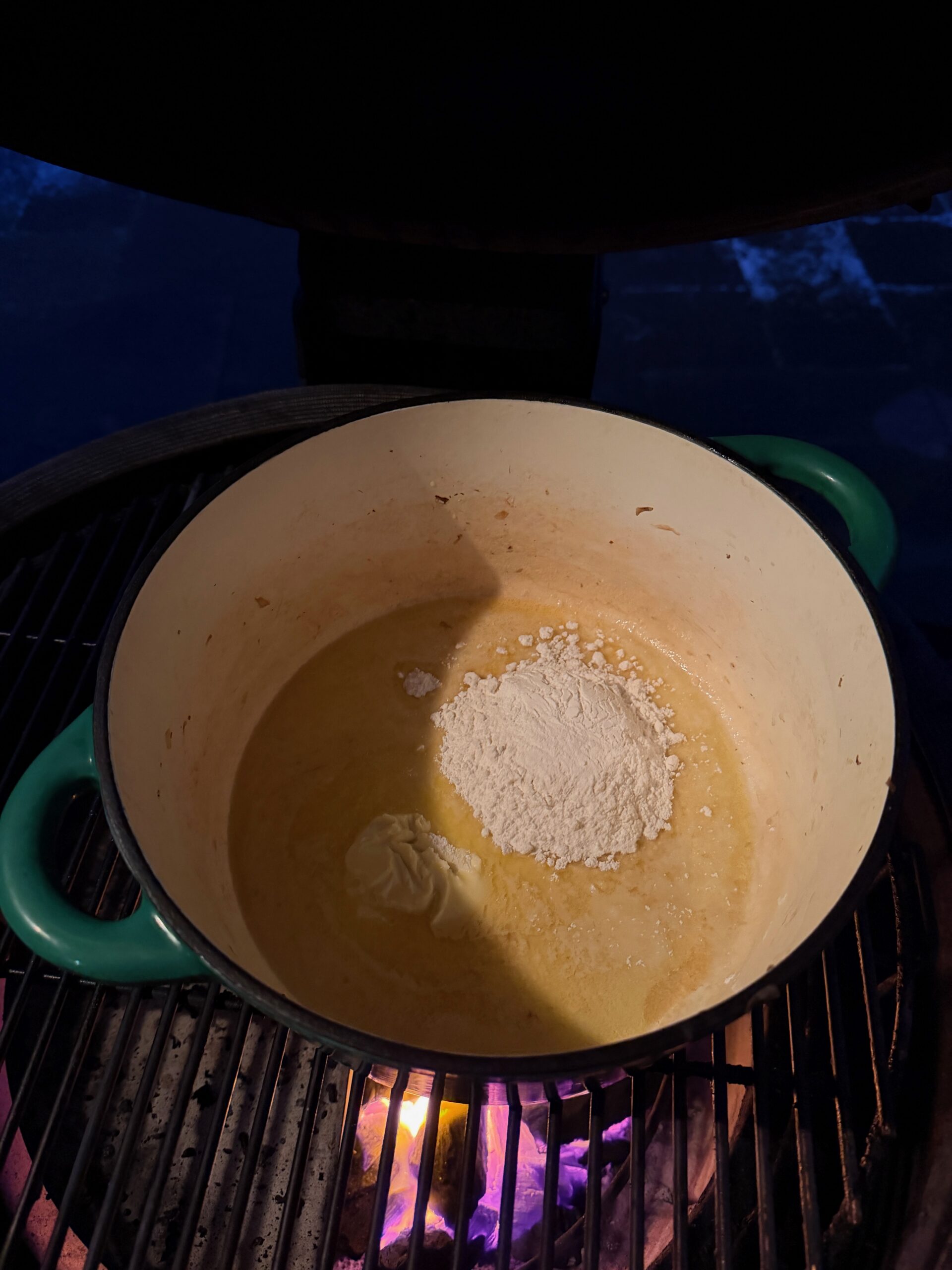 Champignons bakken in skillet op kamado BBQ