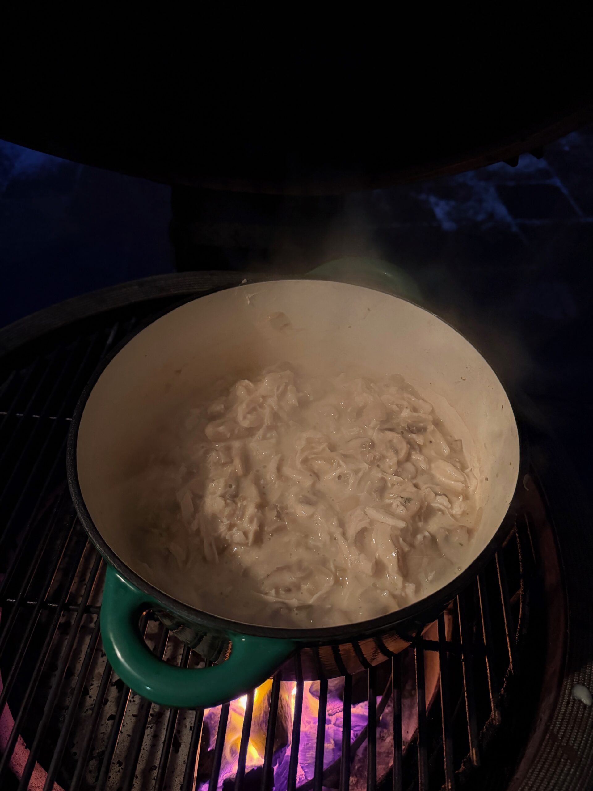 Champignons bakken in skillet op kamado BBQ