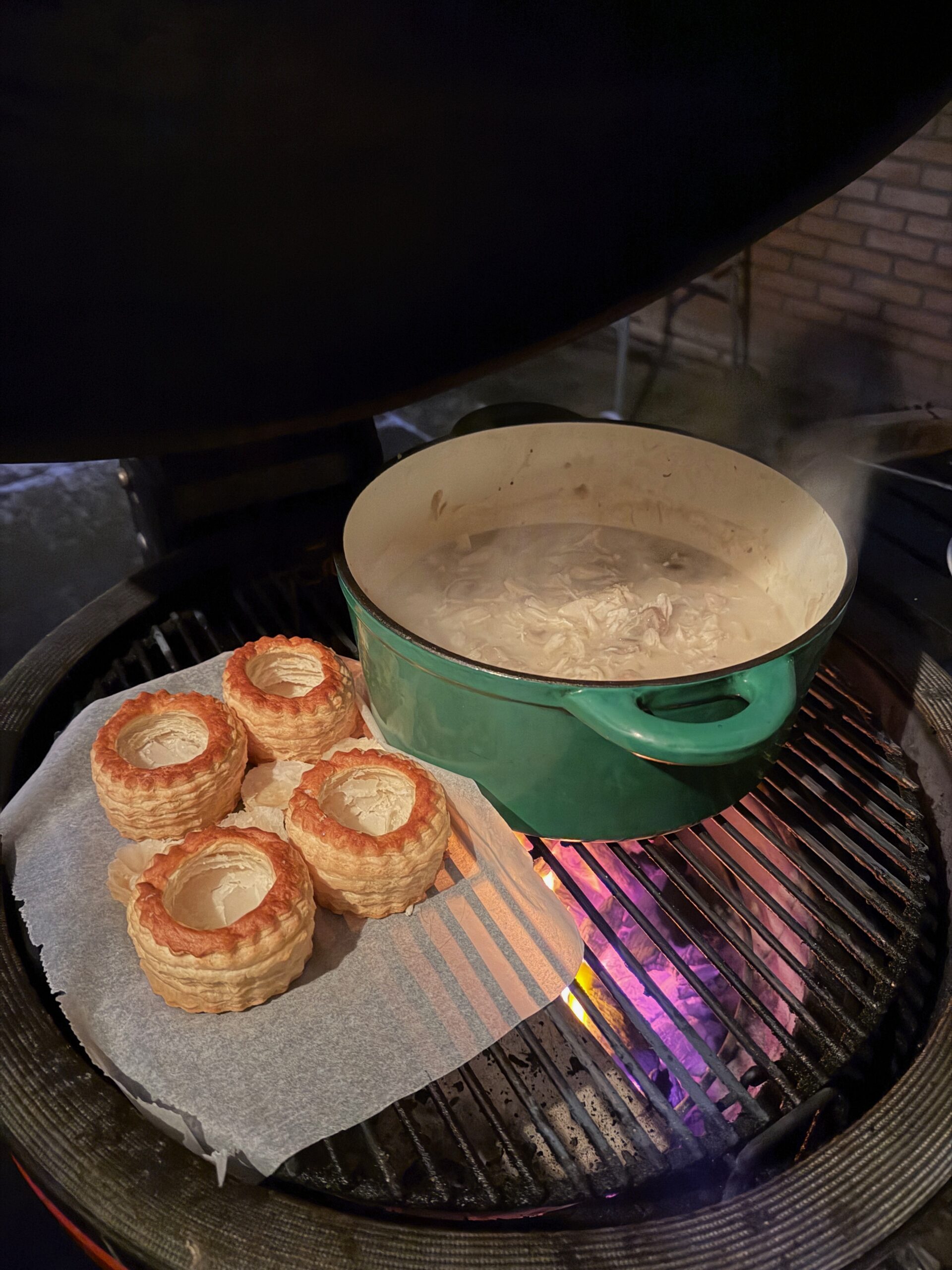 Romige kipragout bereid in gietijzeren pan op kamado