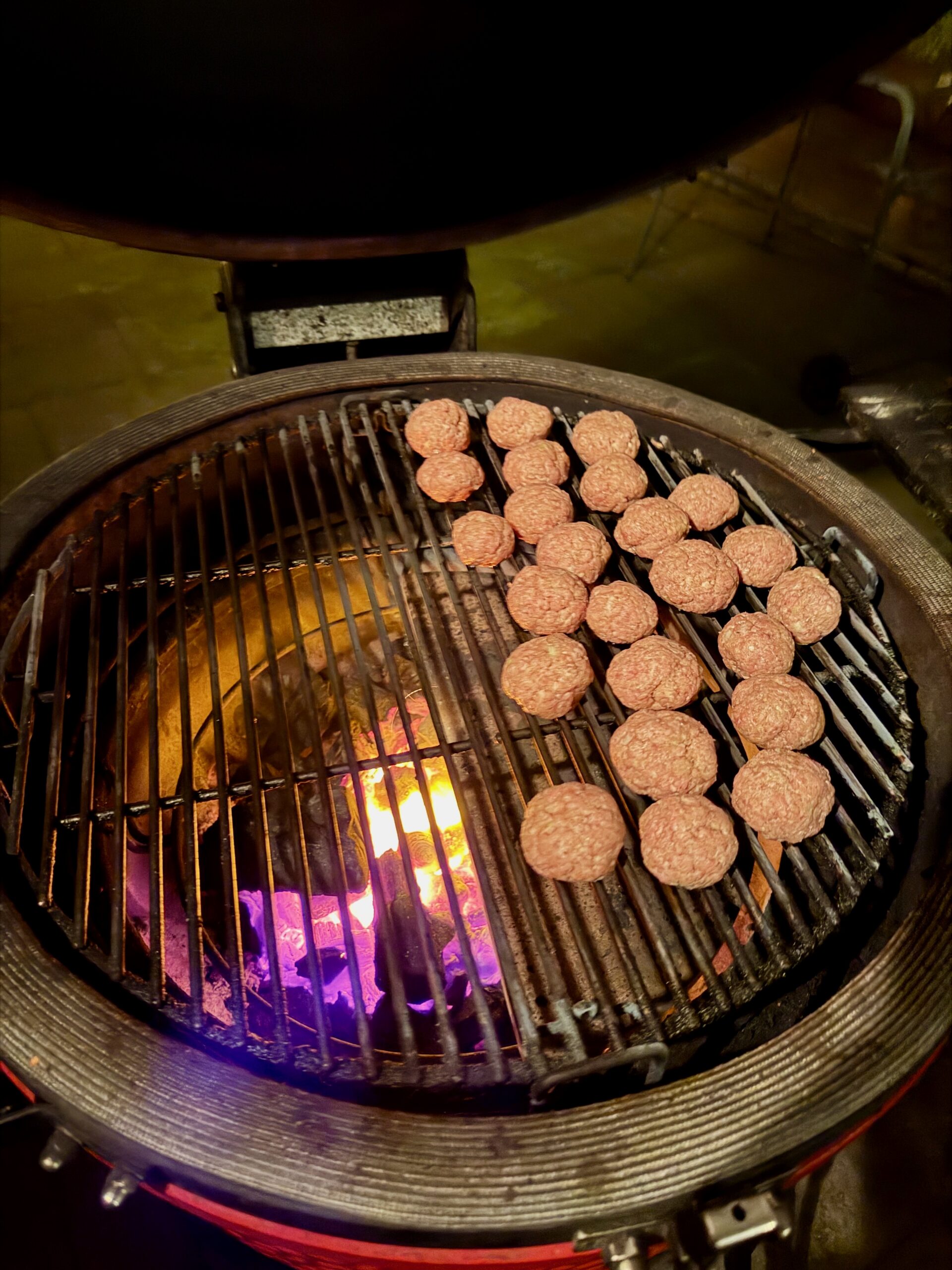 BBQ gehaktballen met Koreaanse glaze op het rooster