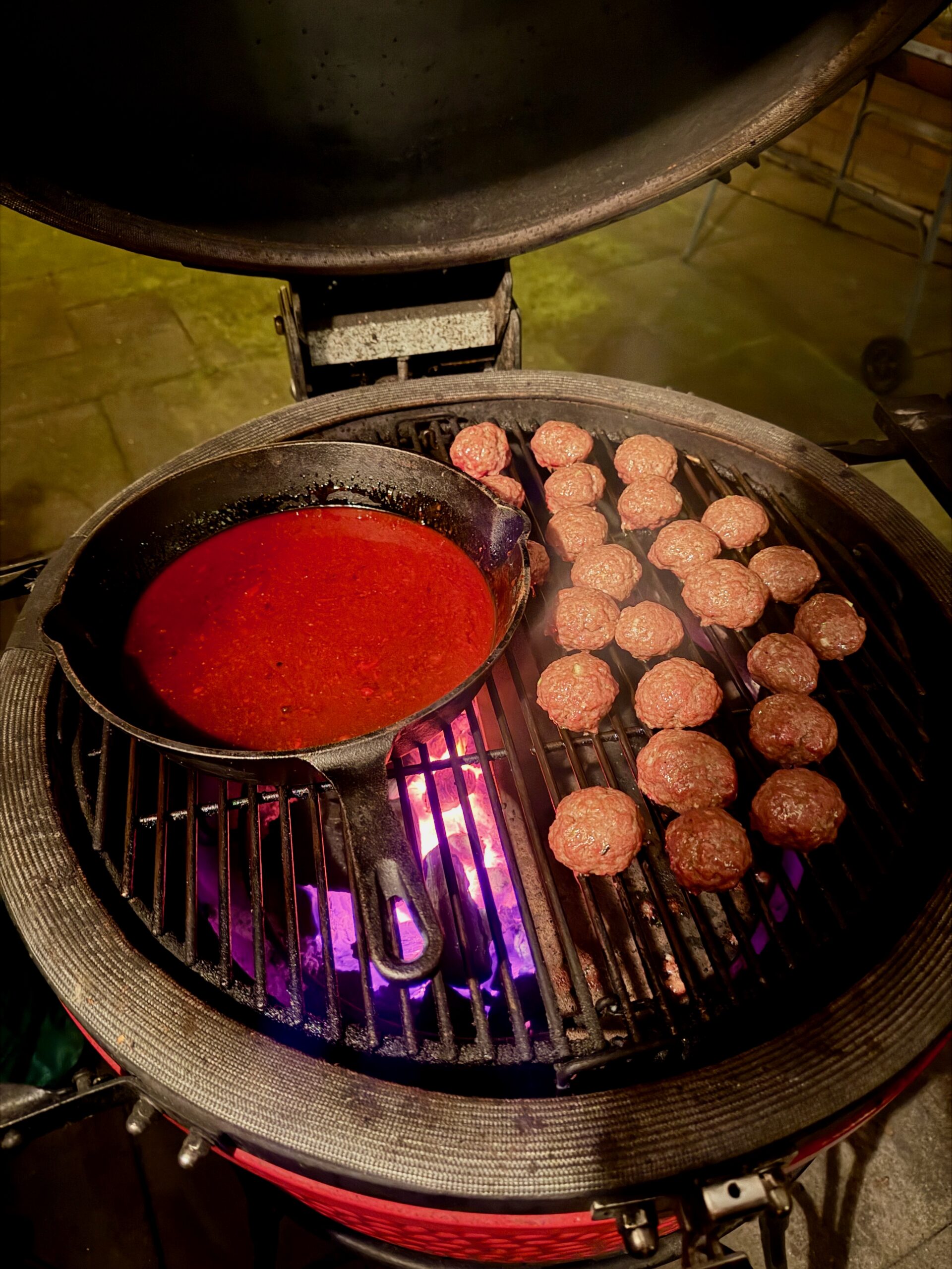 BBQ gehaktballen met Koreaanse glaze op het rooster
