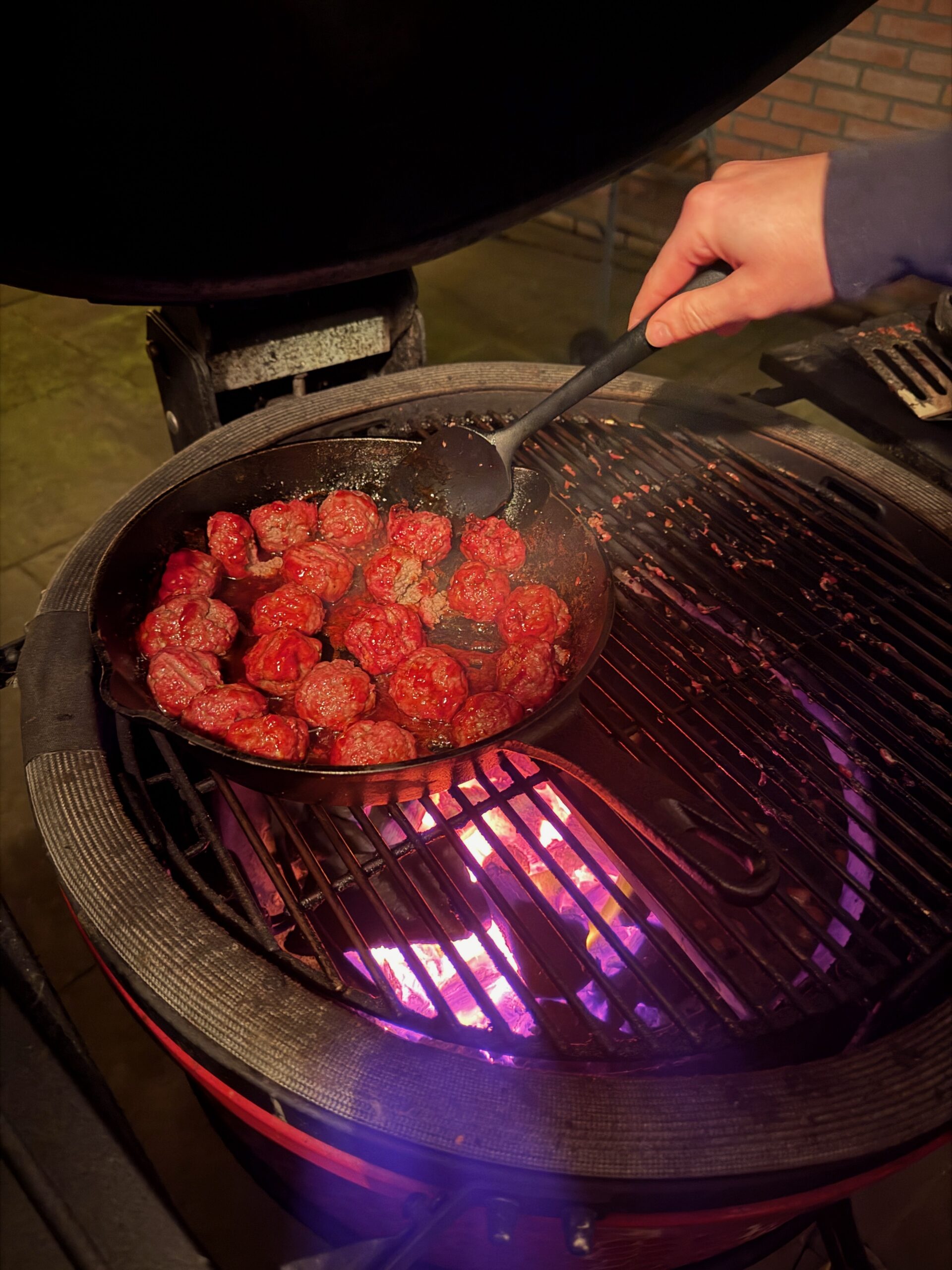 BBQ gehaktballen met Koreaanse glaze op het rooster
