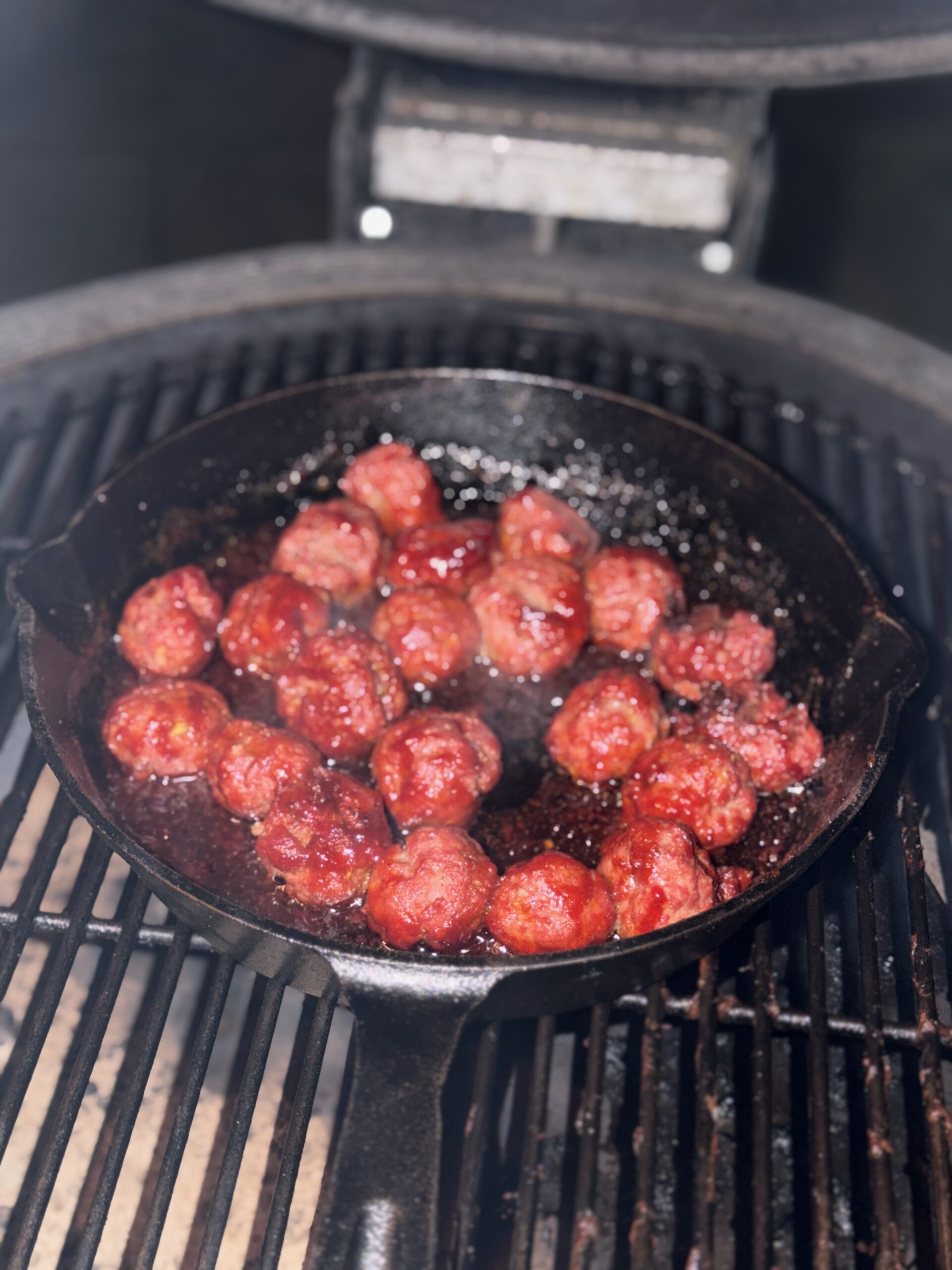 BBQ gehaktballen met Koreaanse glaze op het rooster