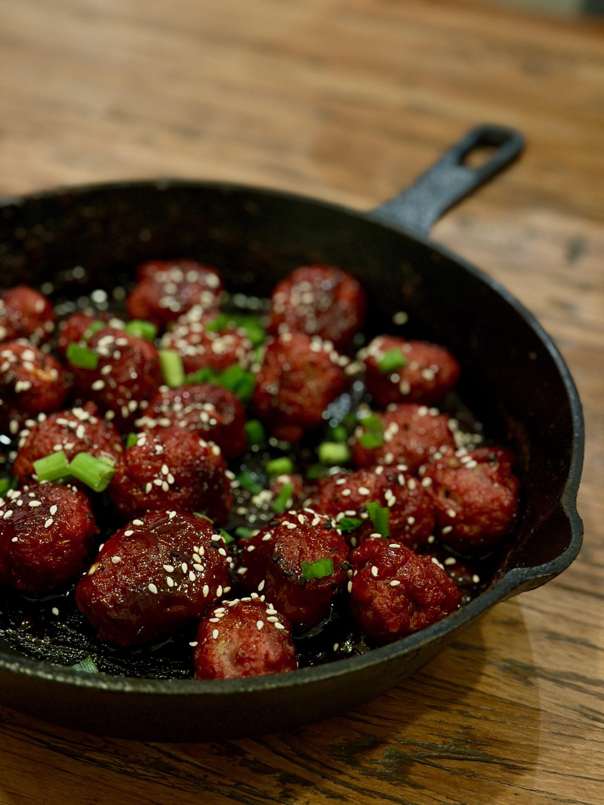 Koreaanse gehaktballen op de kamado met sticky gochujang glaze