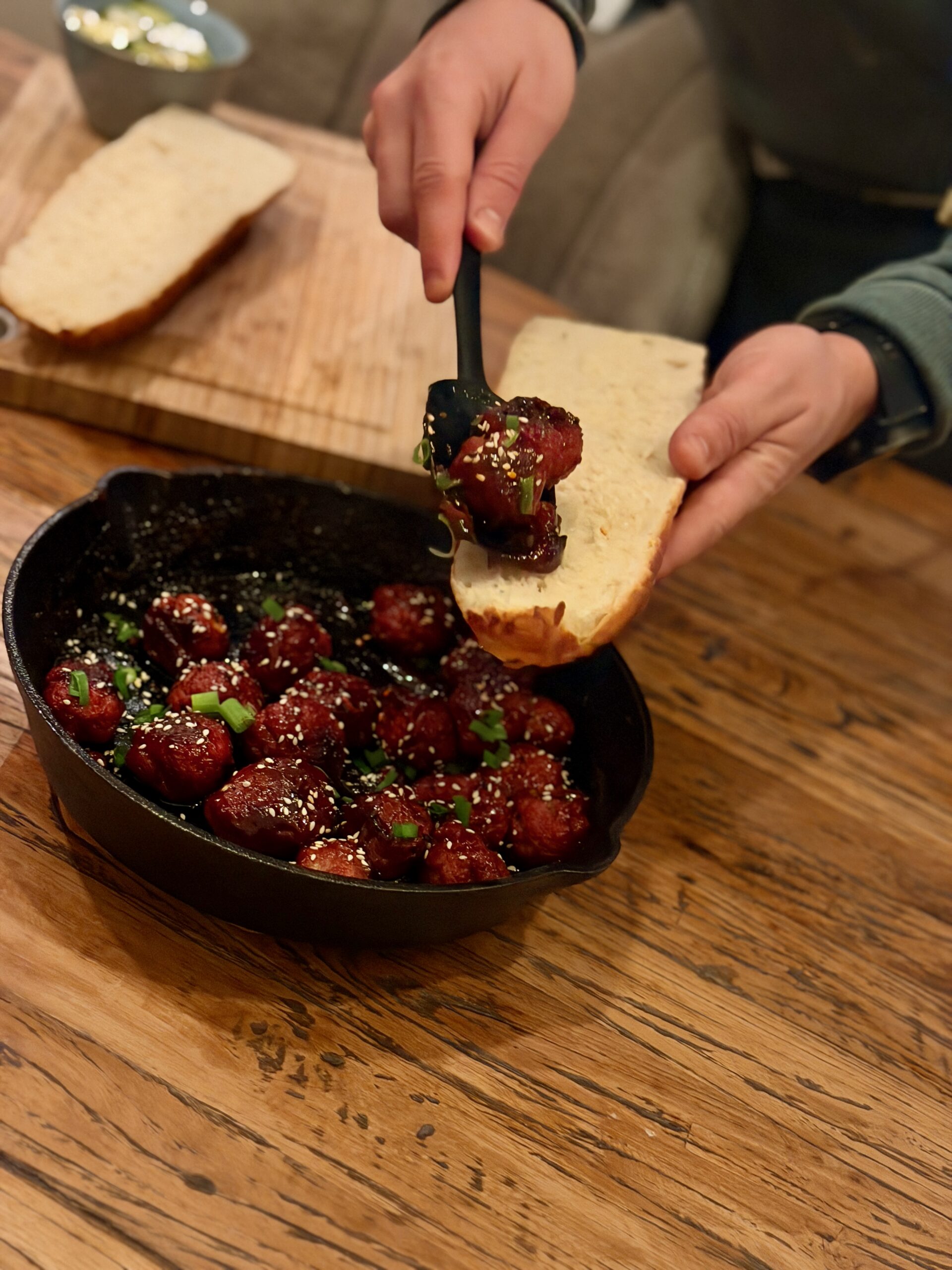 Koreaanse gehaktbal sandwich met komkommersalade