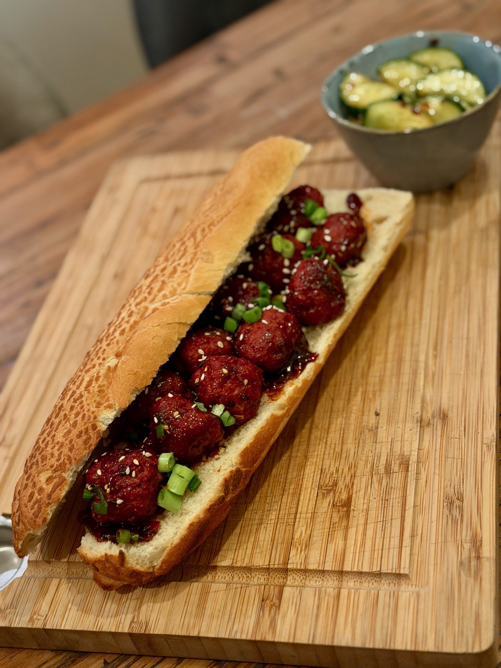 Koreanstyle meatball baguette met spicy komkommer salade!